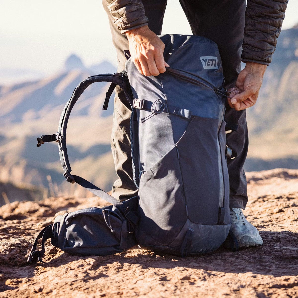 yeti-m-skala-32l-backpack_classic-navy__21-1.jpg
